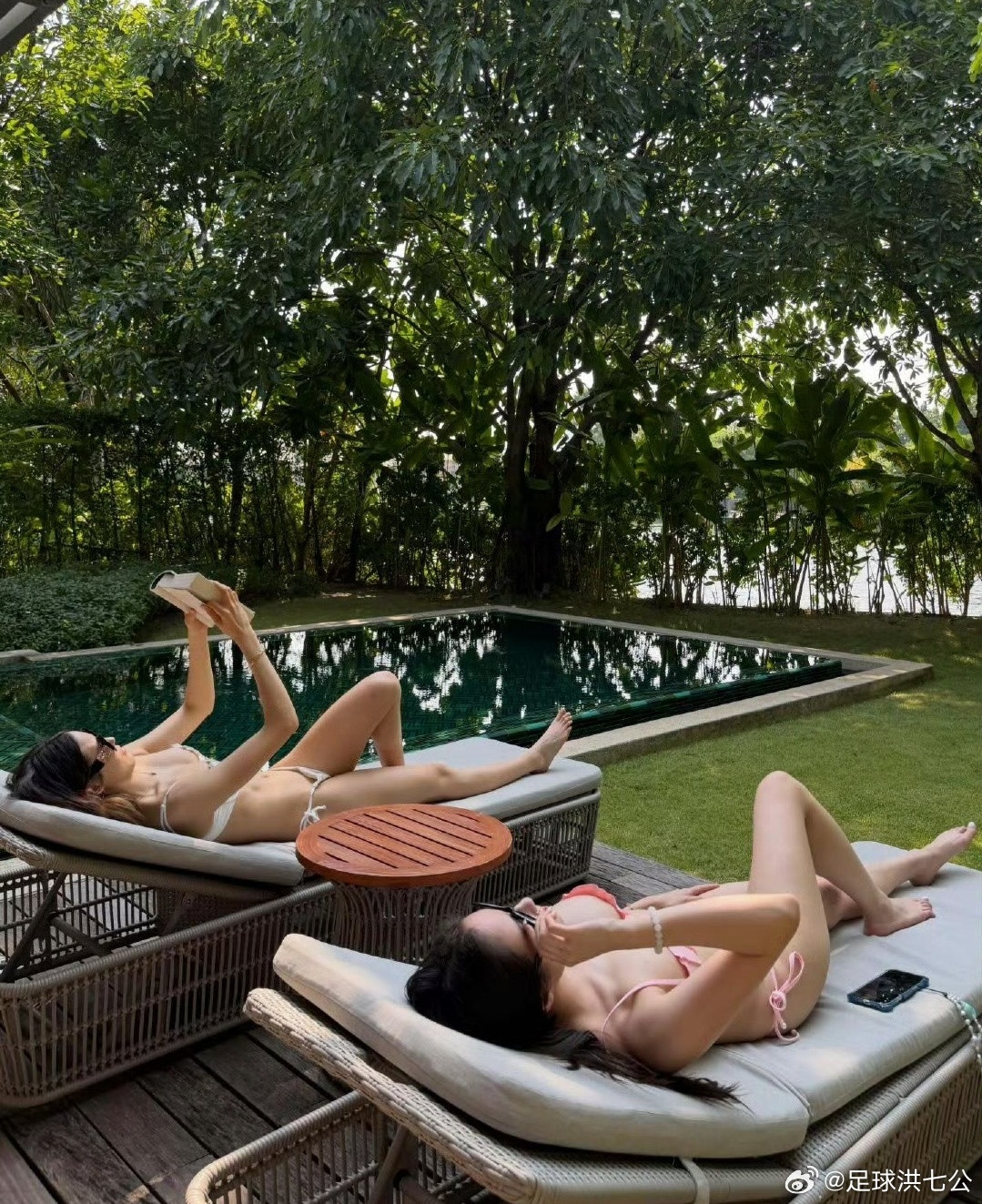 谷爱凌何超欣比基尼照穿的这么少，算不算擦边呀？比那个被举报跳擦边舞的体操冠军穿的