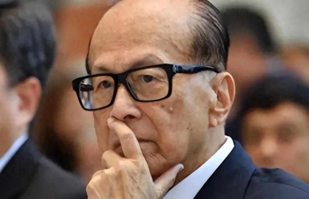 98岁的李嘉诚，今年把英国攥了十几年的三块核心资产全清了仓。1月卖火车租赁，