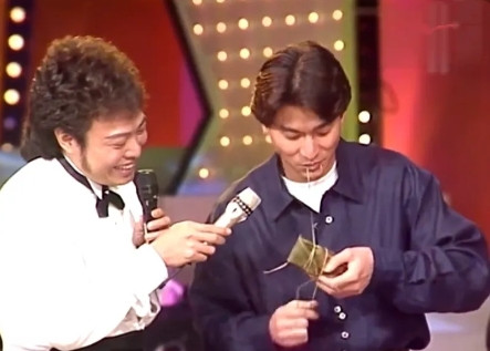 在一节目上，主持人问刘德华喜欢中国人哪些节日？刘德华思索了一下说：我呀，我比较喜