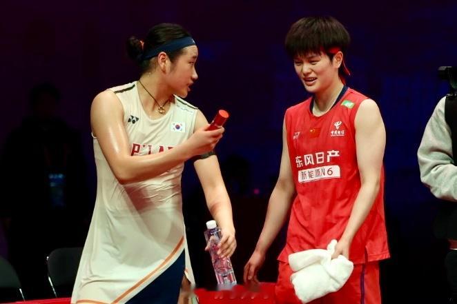 安洗莹分享王祉怡冷喷三局鏖战后，安洗莹将冷喷递给了王祉怡～拼尽全力的二人知道对