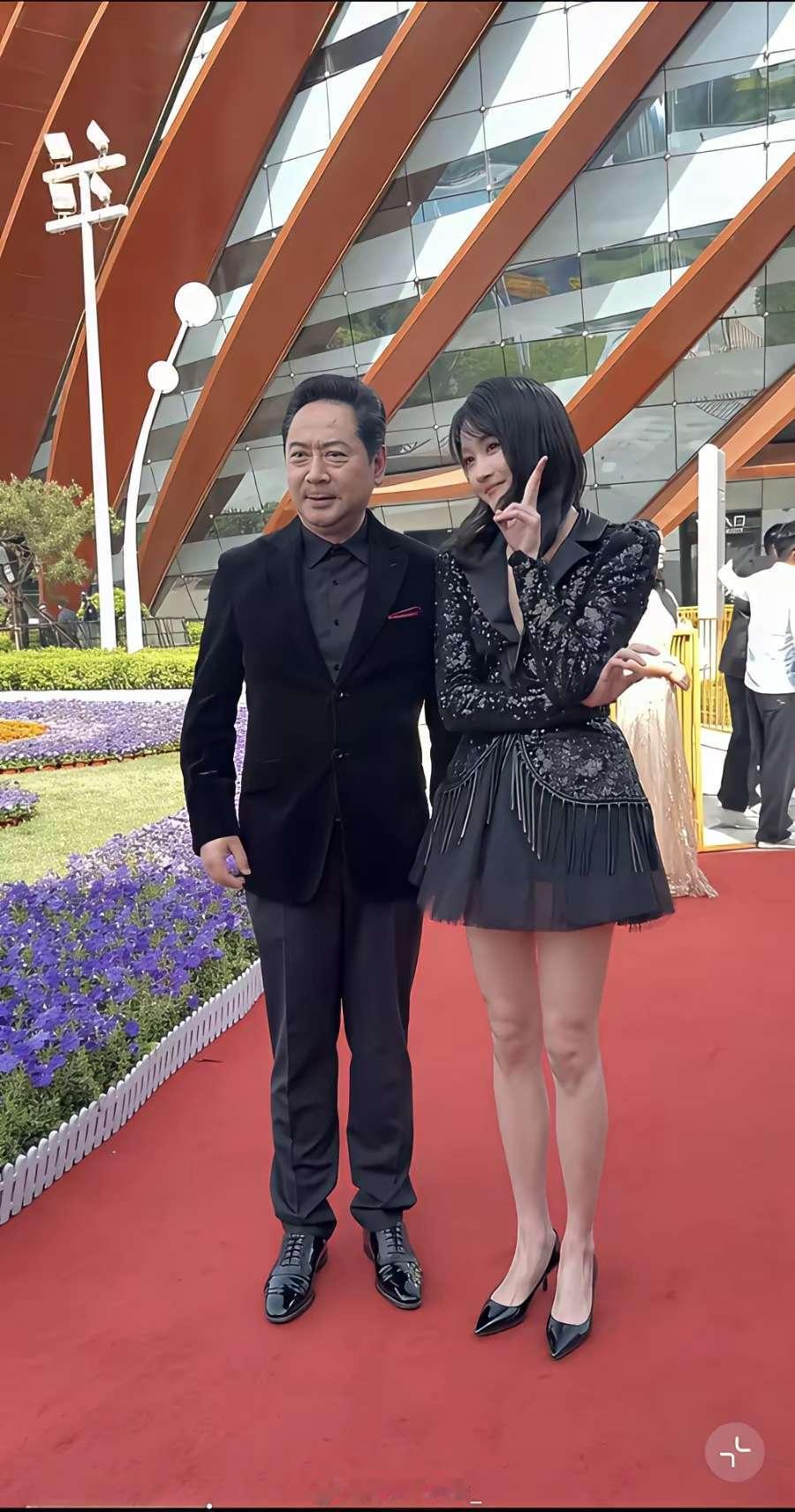 鹿晗怎么舍得分手，看看关晓彤的腿，谁看了不迷糊……​​​