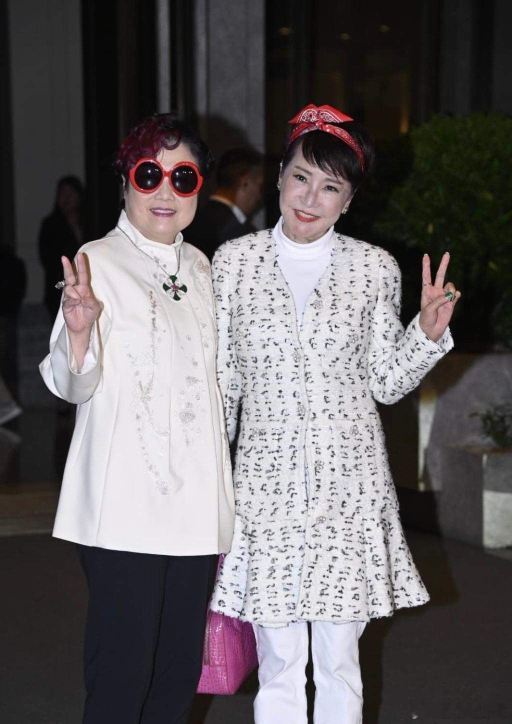 杨受成与太太陆小曼庆祝结婚40周年，在酒店举行红宝石婚晚宴，好多人啊！​​​