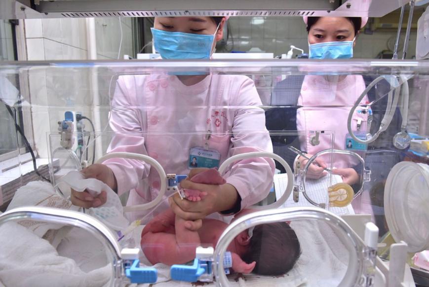 职场枷锁+托育缺位，年轻人不生娃，不是不想是不敢年轻人不愿生娃，经济压力