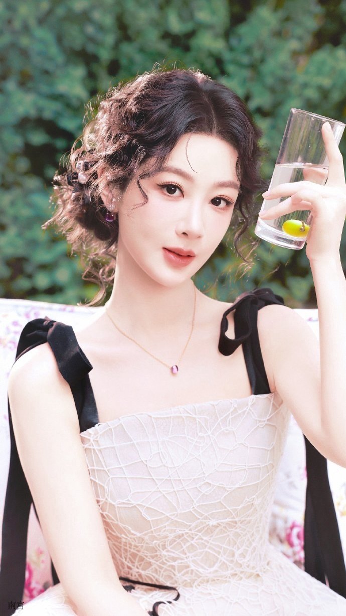 杨紫玉兰花开君再来💜杨紫董竹君我很懒，也没什么特长，但爱你是一把好手。杨