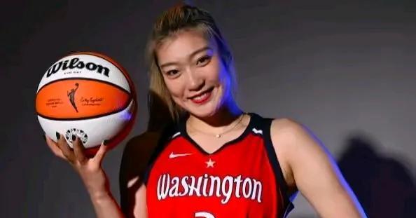 女篮顶级中锋，WNBA还没打完，又找到新工作，躺平3人组脸红吗？韩旭、李梦、杨