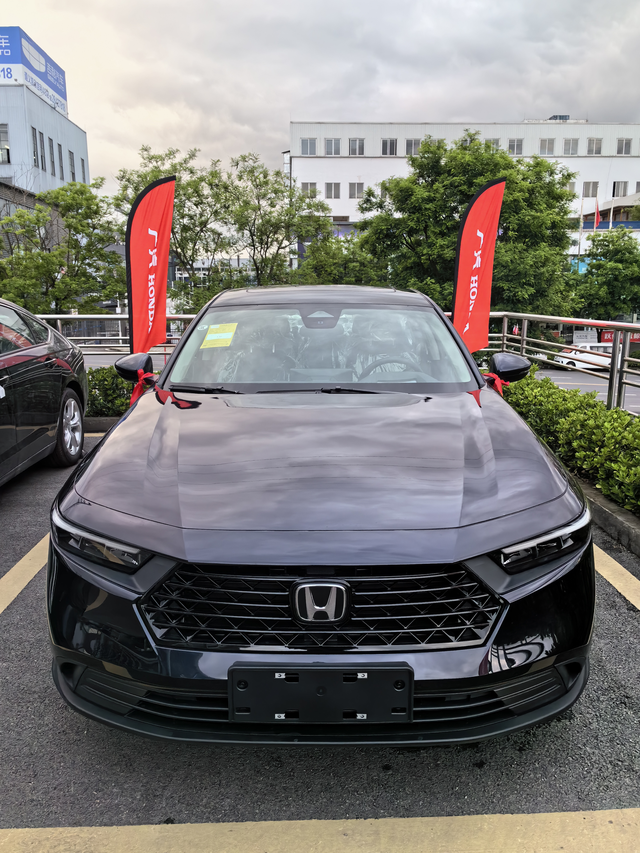 11代雅阁越看越爱😍第一台车:18年买的09年蒙迪欧，啥也不懂，朋友亲戚干二