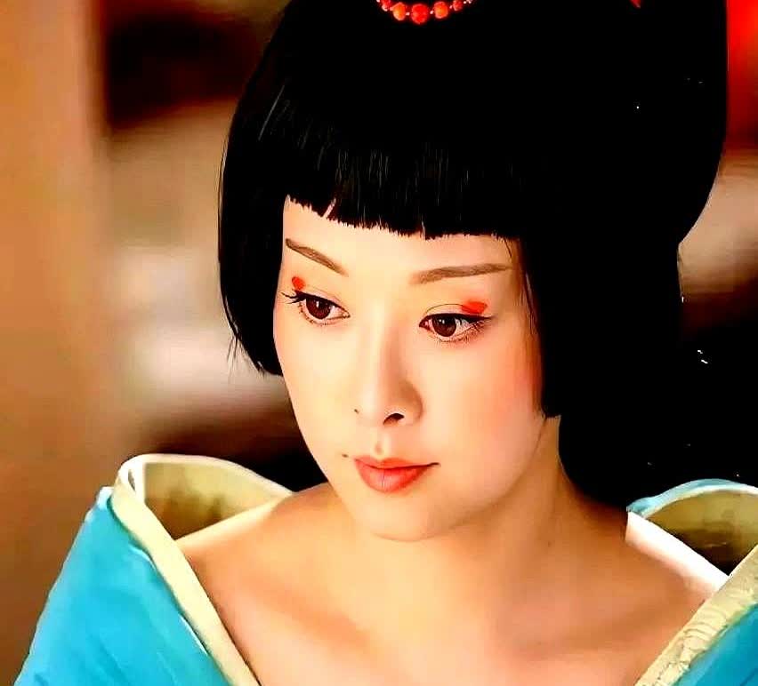 公元前52年，太子刘奭去拜见皇后。皇后准备了五个宫女，让他挑一个侍寝。