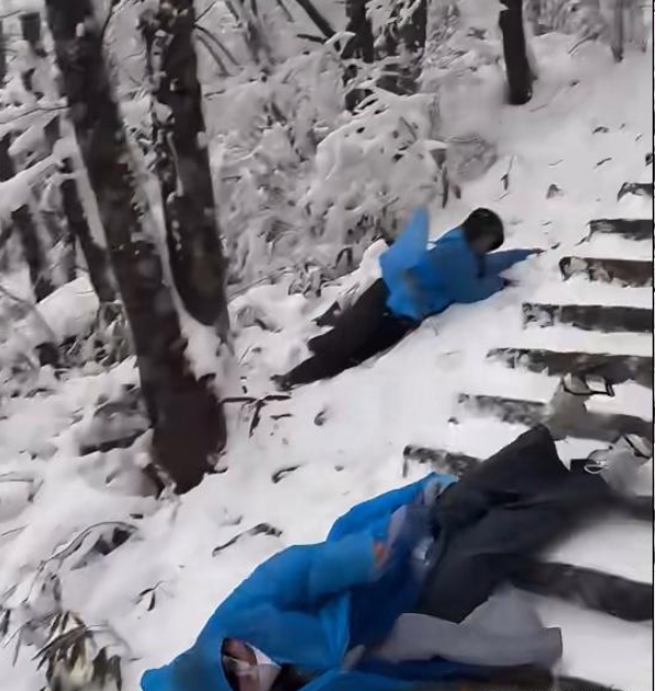 2月22日，安徽黄山突遭大雪侵袭，银装素裹的美景虽令人陶醉，却也暗藏危险。