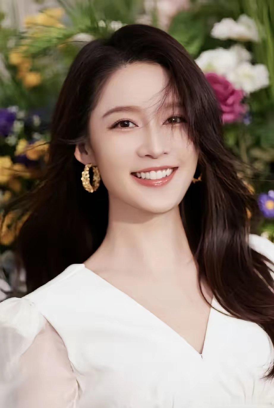 《花儿与少年7》里李沁选张晚意的原因李沁之前尼罗河游船迟到，特意找张晚意道歉，女