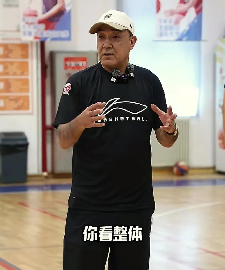阿的江指导谈强队的特点，挨个夸了个遍！阿的江指导此前给球员上课，说了强队的特点