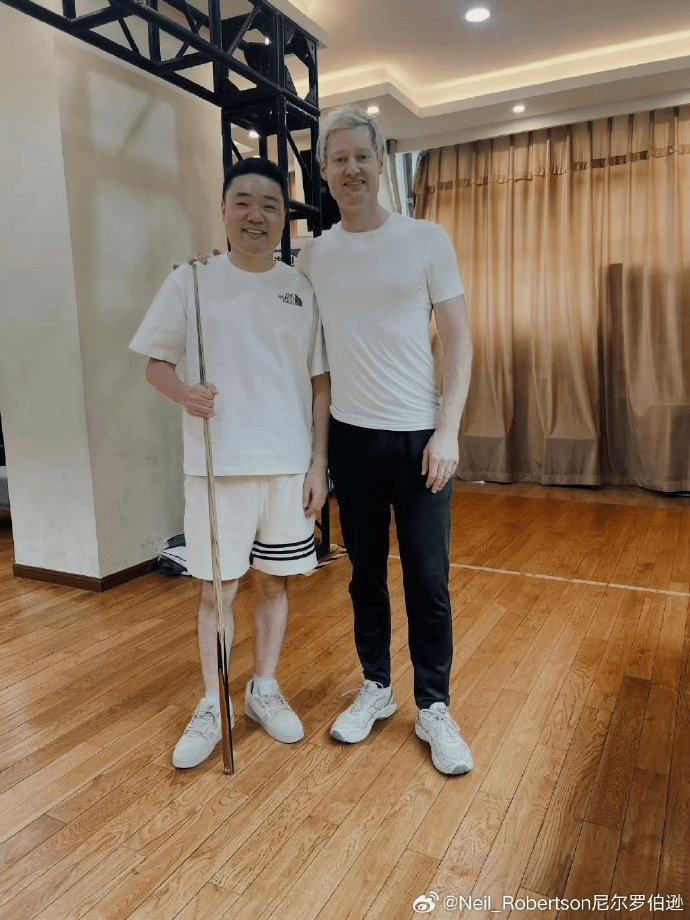 罗伯逊晒与丁俊晖合照: 在中国有这么多机遇, 要归功于他
