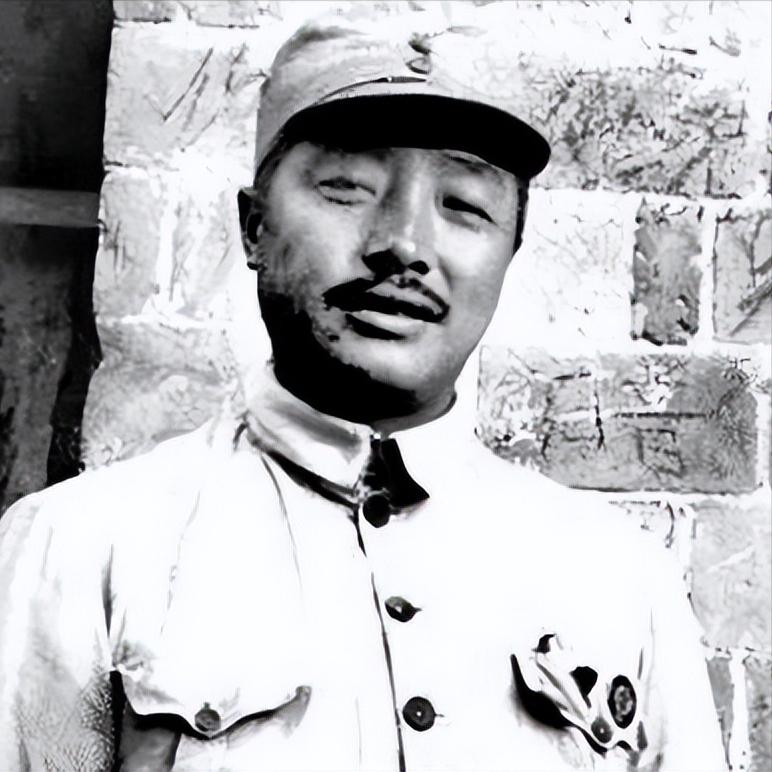 长征期间，国民党的飞机几乎每次都能准确无误地轰炸到红军，贺龙就想出了一个妙计，让