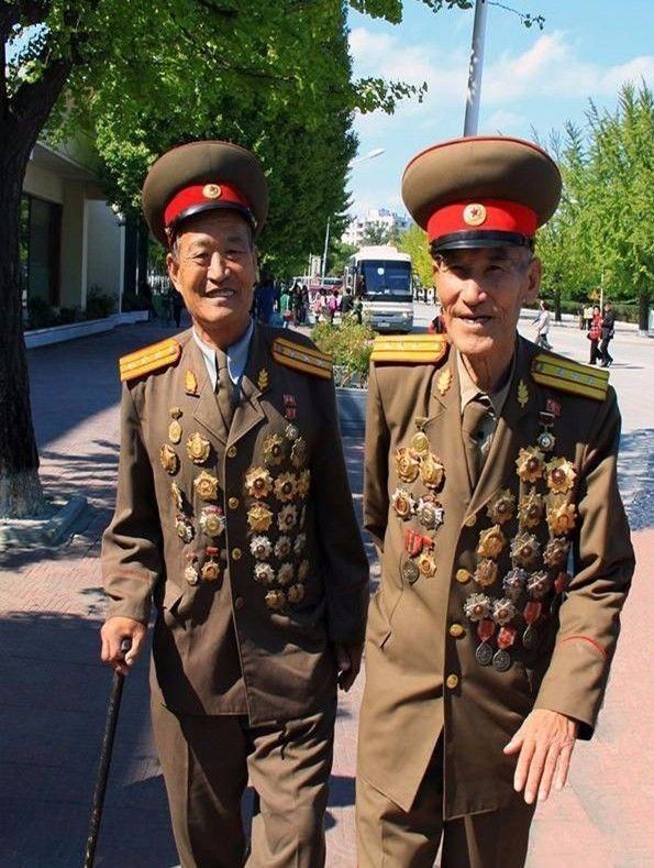军功章可以挂满上衣, 然后往裤子上挂的朝鲜军人