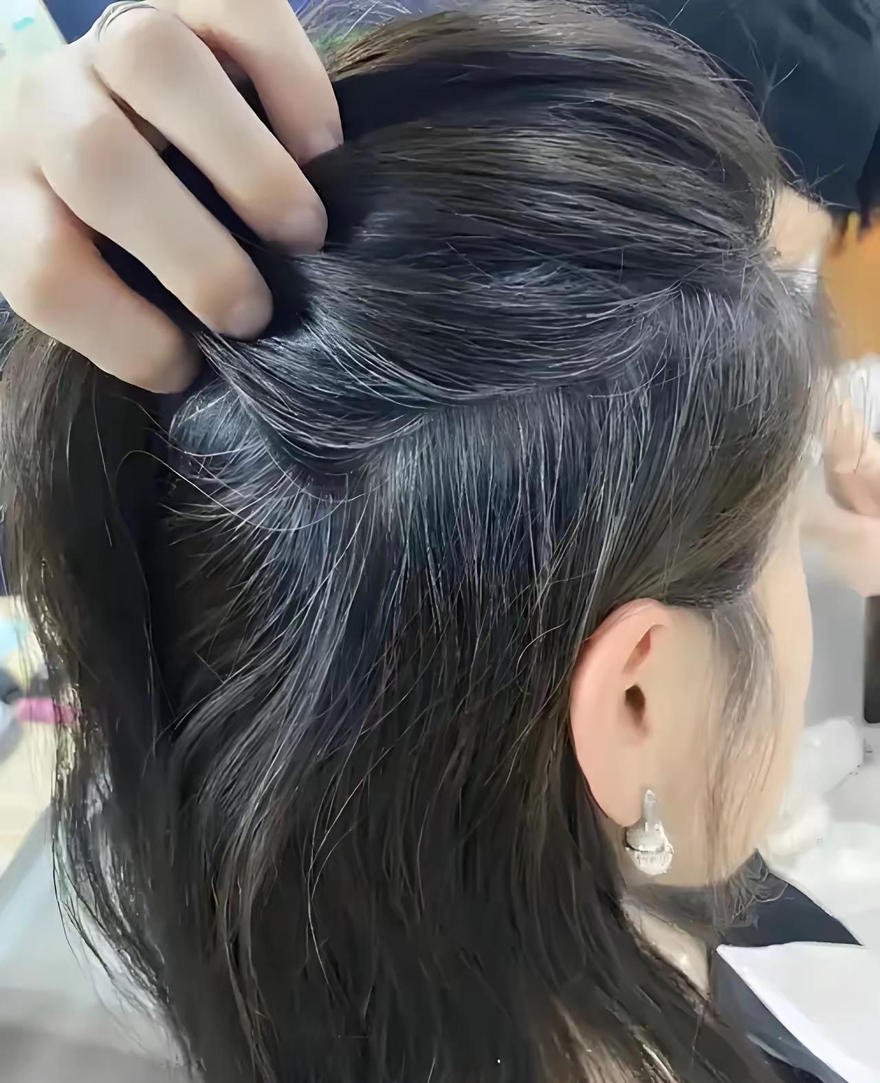 这发量的主人，因为40多有白头发苦恼得睡不着觉，她一定不知道有人隔着屏幕羡慕