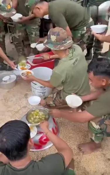 看看边境上的柬埔寨士兵吃了什么饭，连我国民工伙食都不如。我国民工的伙食最少有大锅
