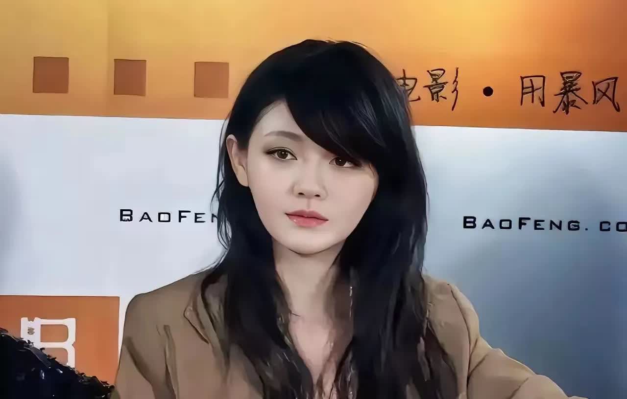 她有个屁钱，工作确实挣了一些钱，但是买各种包，鞋子，首饰服装，连全款房子都没有。