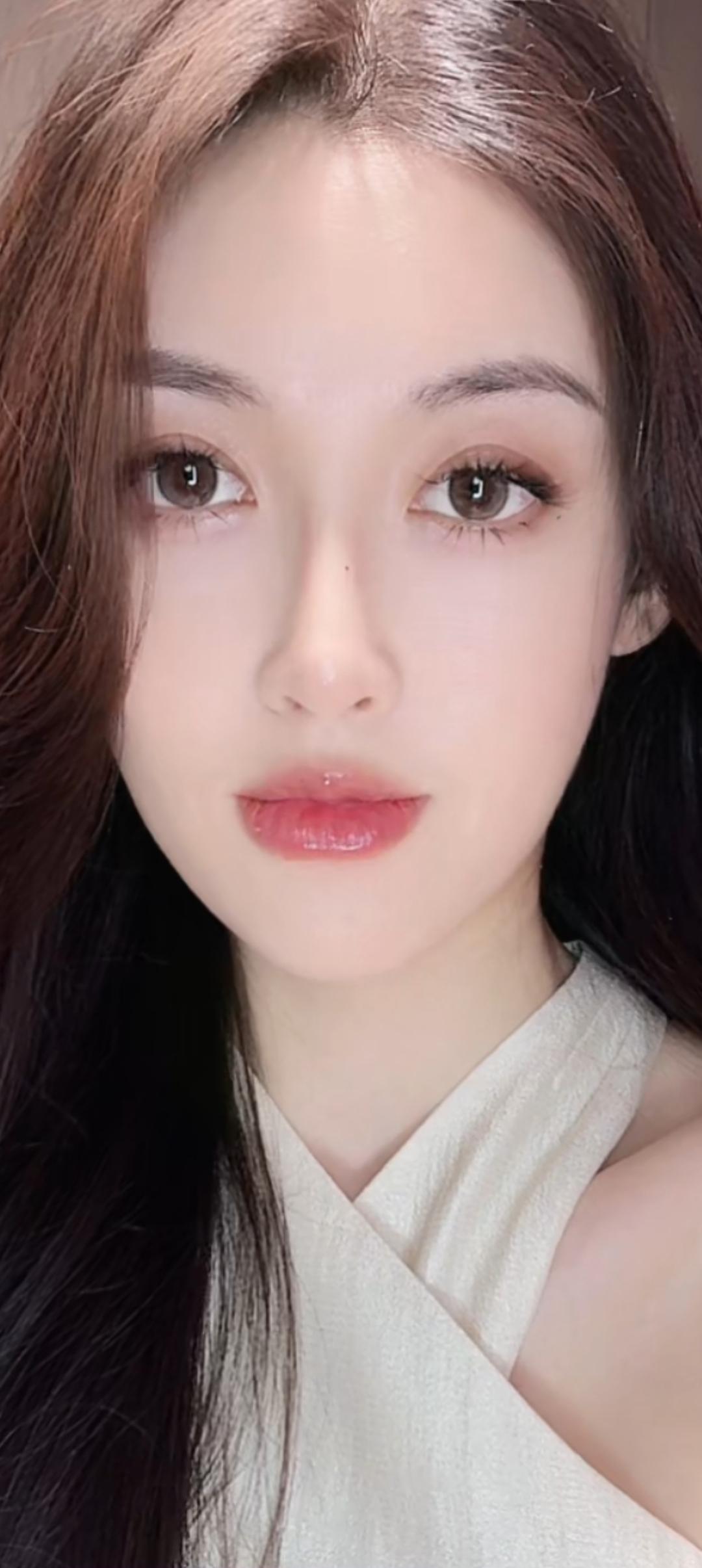 温柔甜美的少女，自然妆容，清新自然