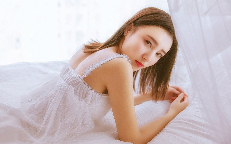 已婚女人被异性追求时，会有的几种表现：1.追求浪漫，沉浸在暧昧的氛围当中；2
