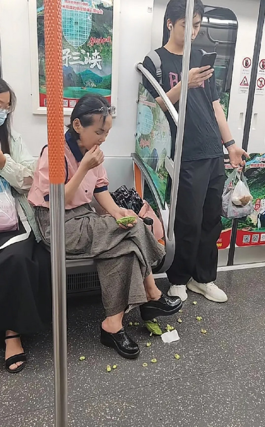 小仙女火了！在地铁内吃莲蓬，直接把垃圾都撒在地上，一位大爷看不下去了，直接怒怼，