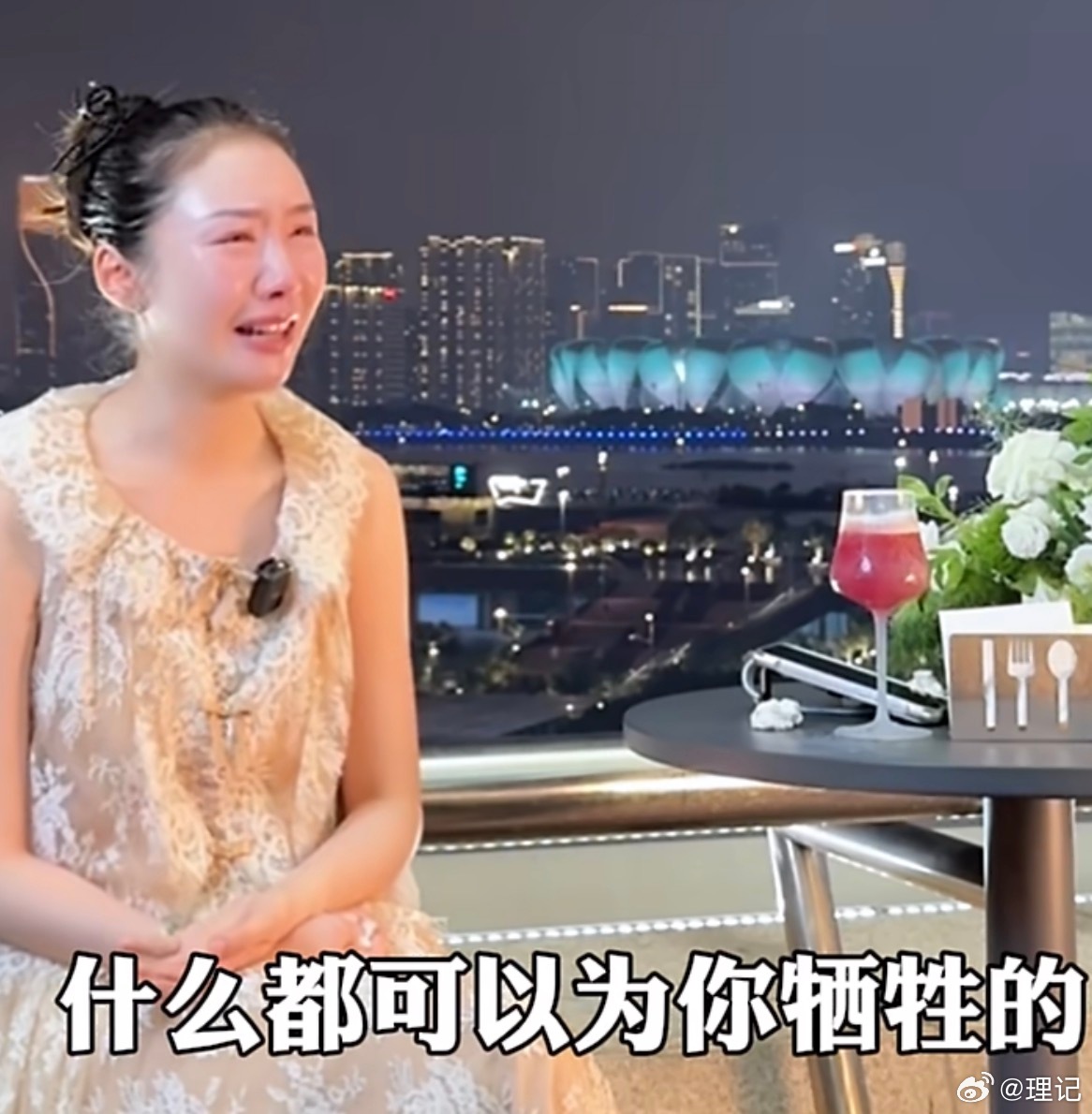 陈露发视频求和解遭拒哪里来的话题，简直胡说八道。陈露的视频我看了，她的确说要跟霍