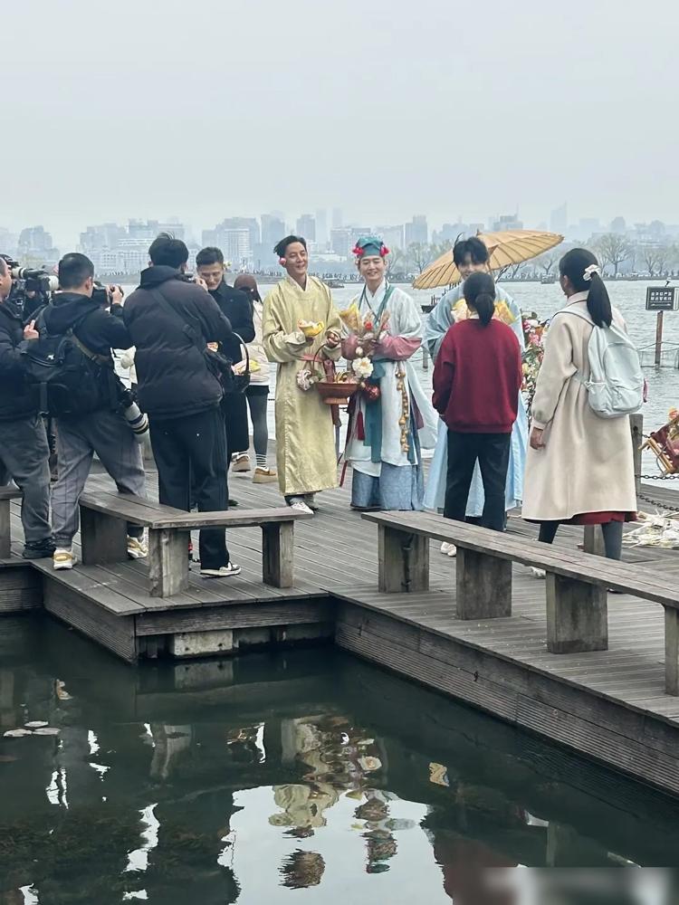 都以为吴彦祖缺钱了，跑去景区当NPC、卖英语课，我查完他背后的公司，真不是你想的