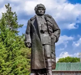 1949年3月11日，河南确山，在四野大军滚滚南下的铁流中，一对兄妹站在路口，拿