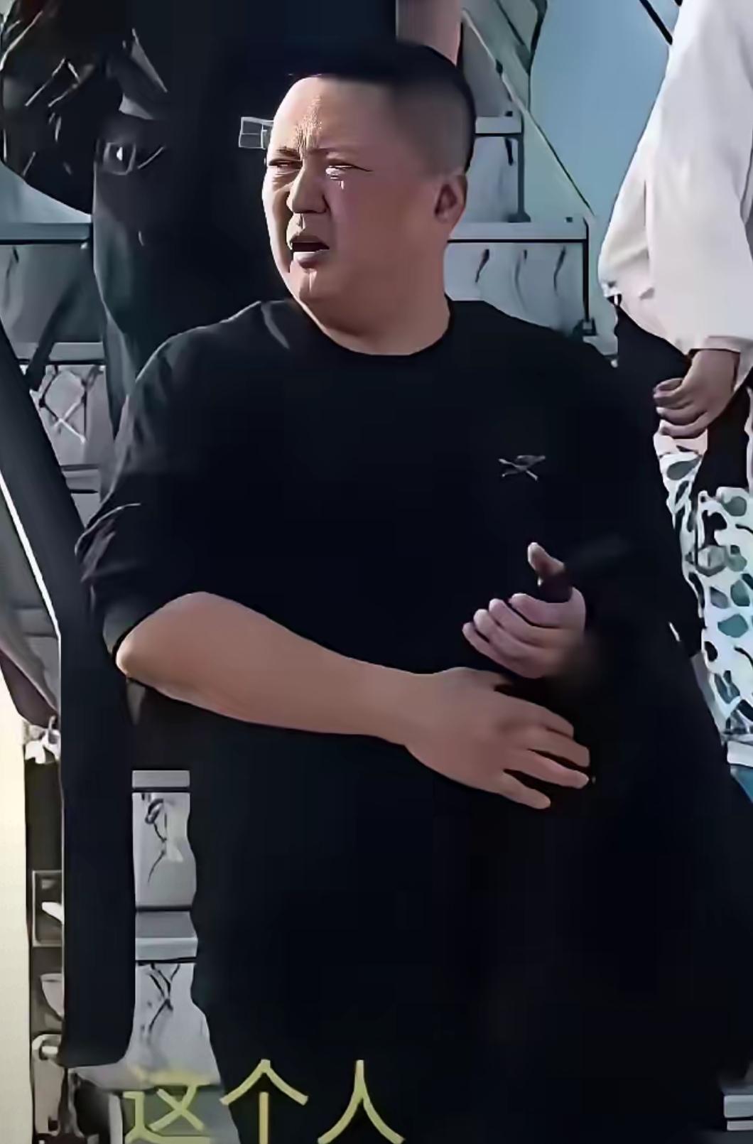 最近网上流传一张照片，一名男子走下东航客机。看似普通的下机照，却被网友戏称是“绝