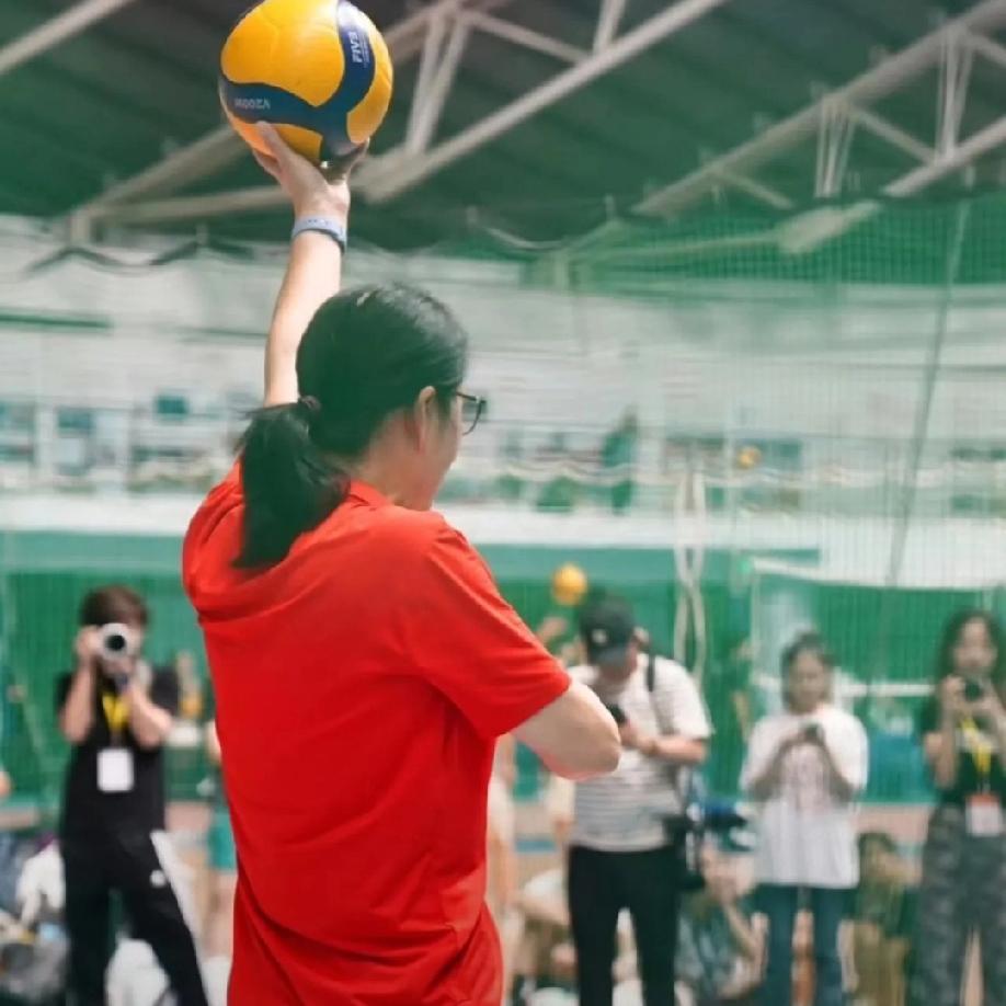 那年郎平看见瘦高个缺少营养的朱婷,把她招进来,并从美国买进口高蛋白营养粉给朱婷,