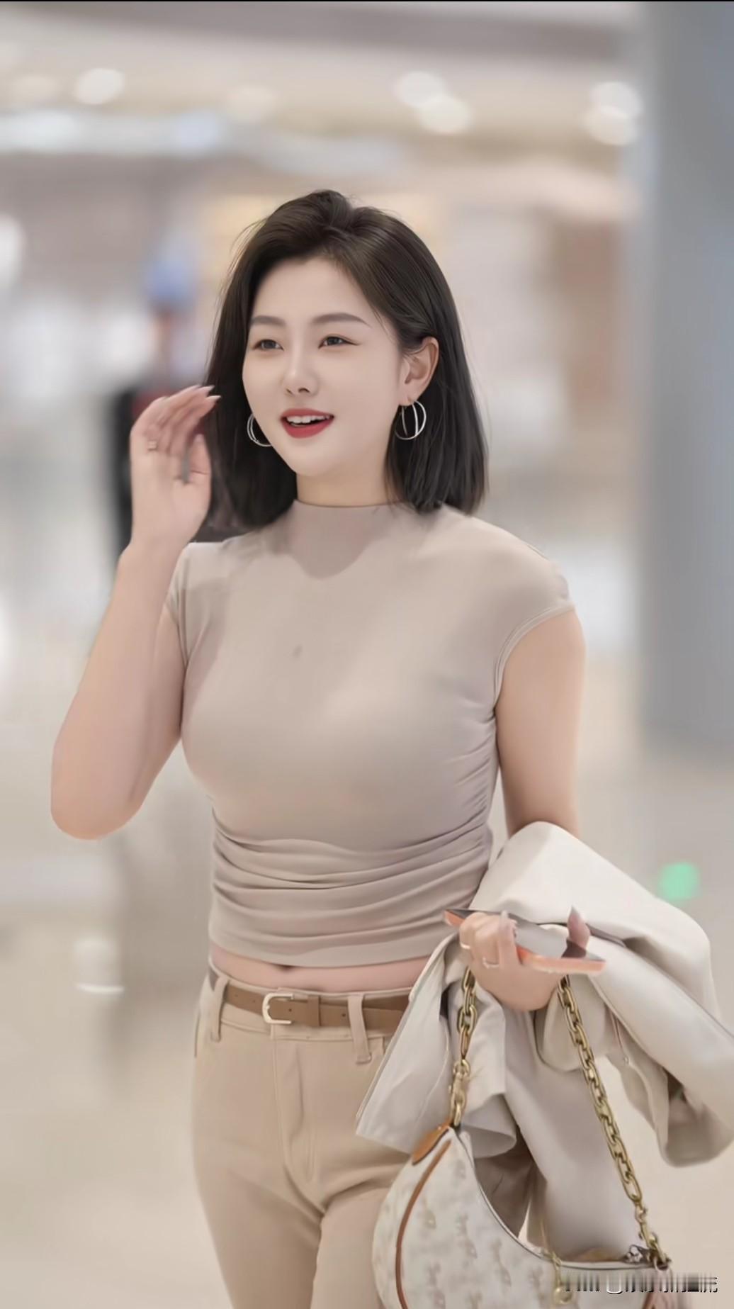 现在街拍有很多出色的甜妹，能给观众们提供很多搭配技巧，例如这个妹子笑容可人，眼睛
