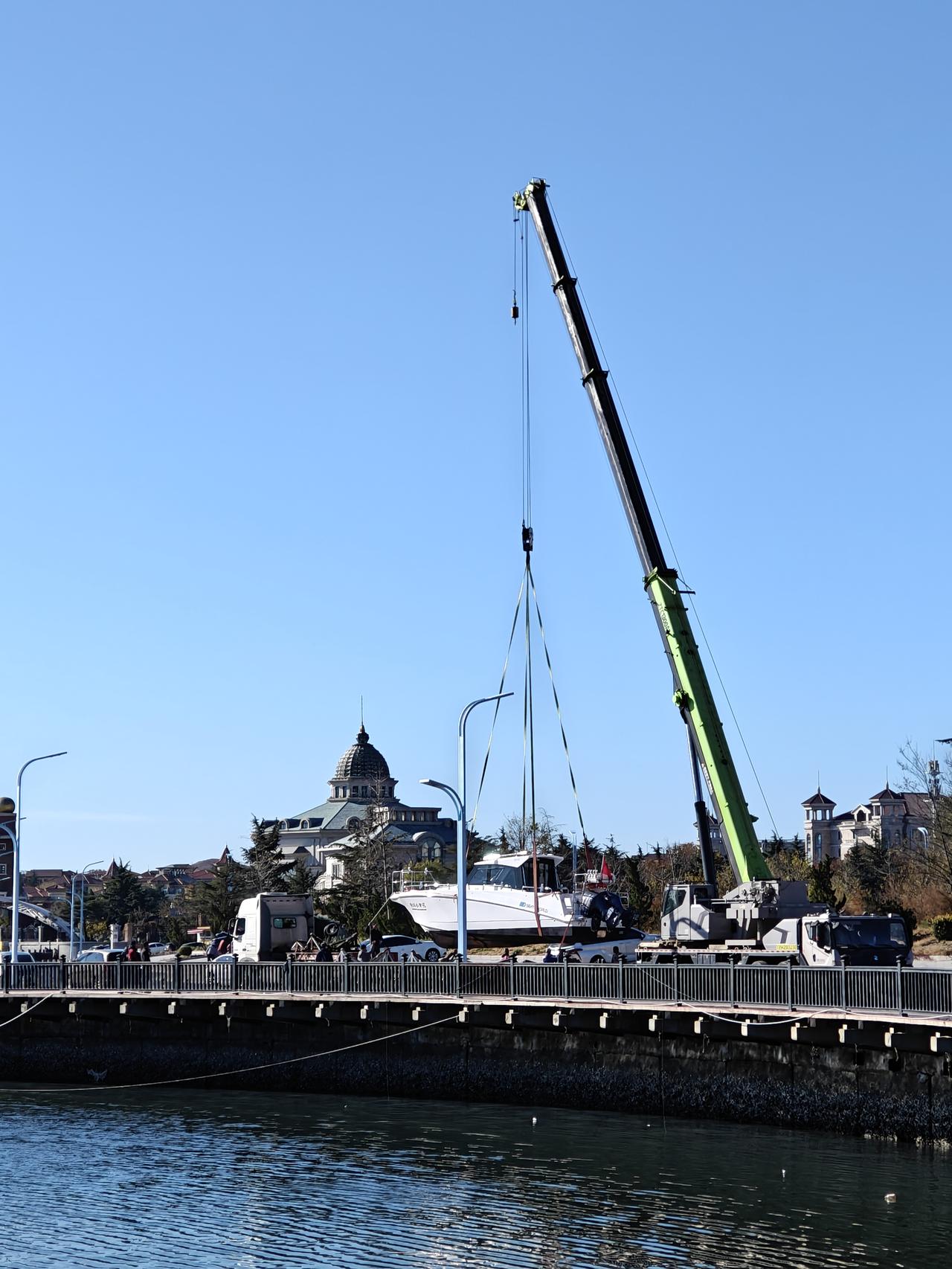 十月份公布的金融数据中，有一个数据非常耐人寻味。十月份，居民存款净减少超过1.3