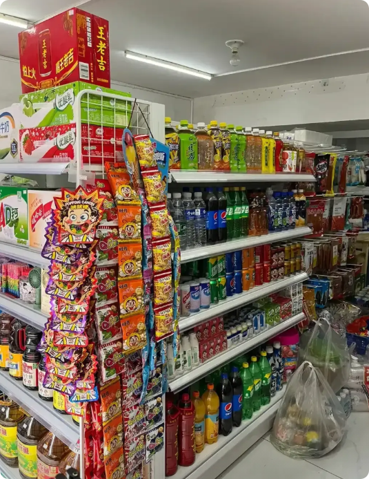 我在楼下开小便利店八年，一年赚七万出头，房租一直一万五。那天房东叫吃饭，三杯酒下