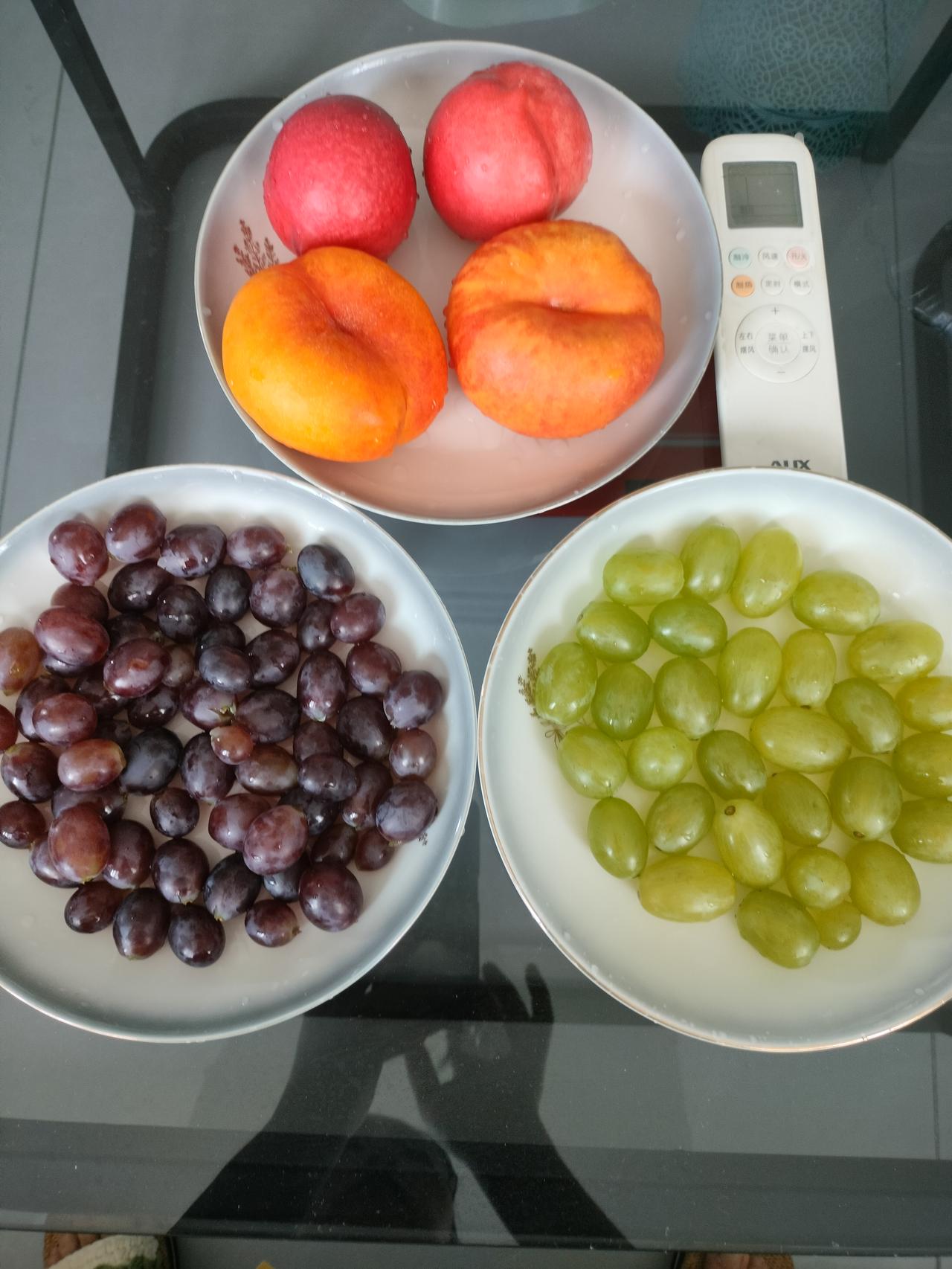 夏季的水果品类繁多，都是新鲜的水果。暑伏的天气，桃和葡萄都已经成熟了。这两种