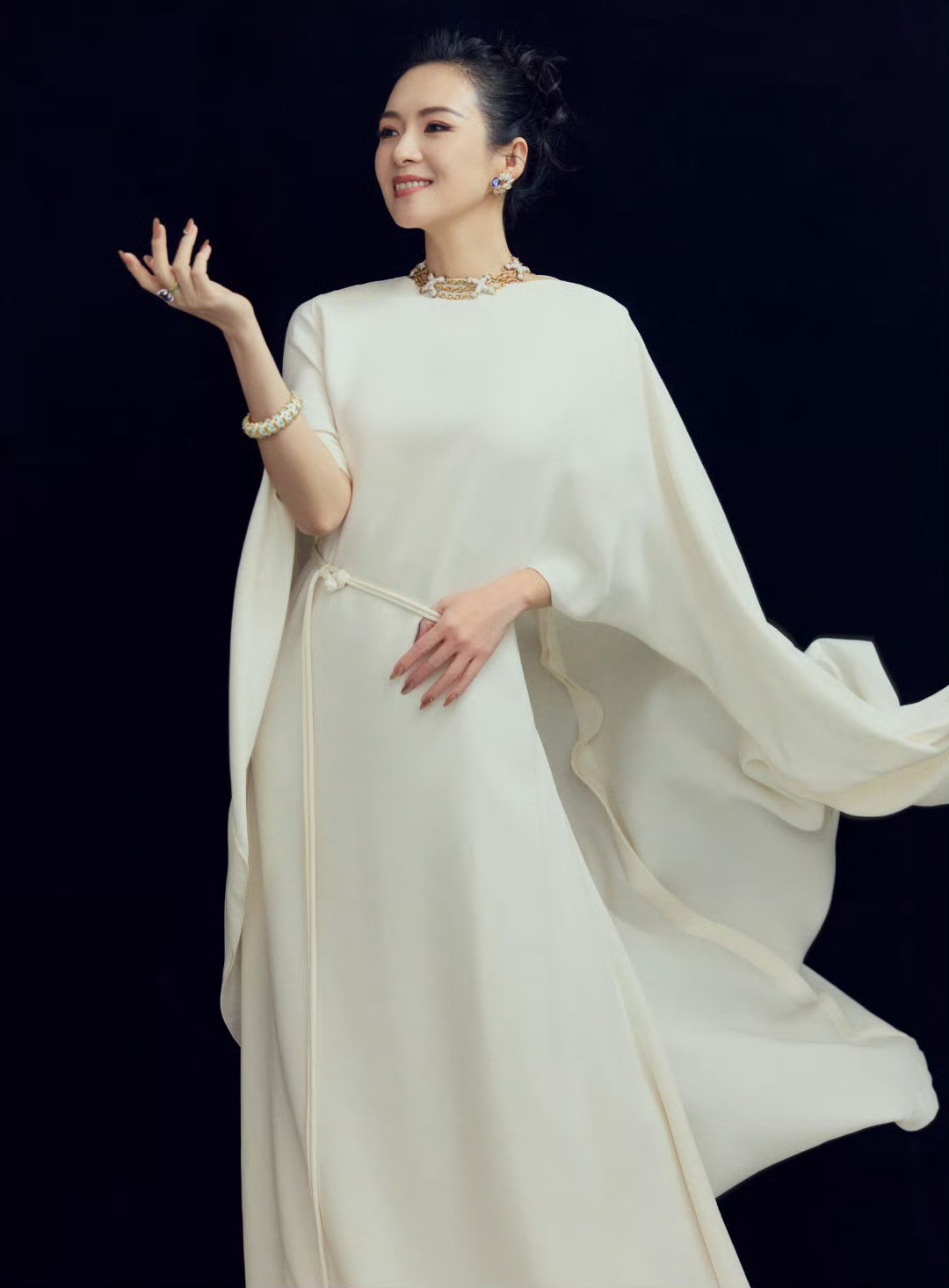 章子怡2025上合组织国家电影节Dior2025早秋系列白色连衣裙搭配