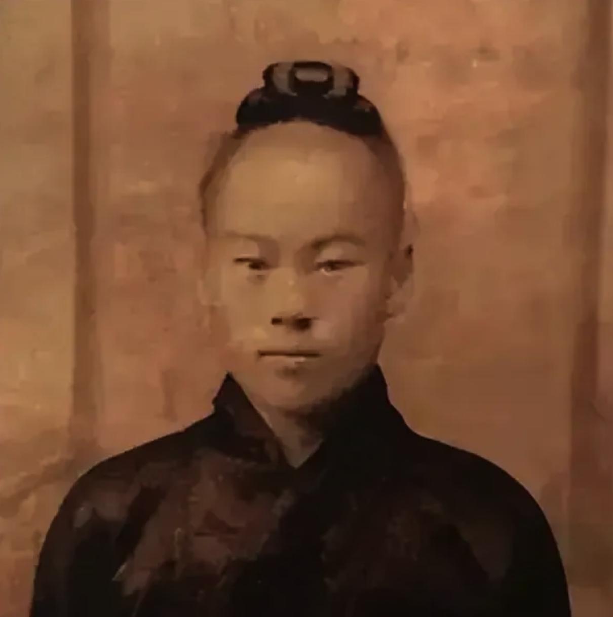 1938年，道士毕云拒向日军鞠躬，被枪托砸得吐血。他冷笑道：“这笔账，贫道记下了