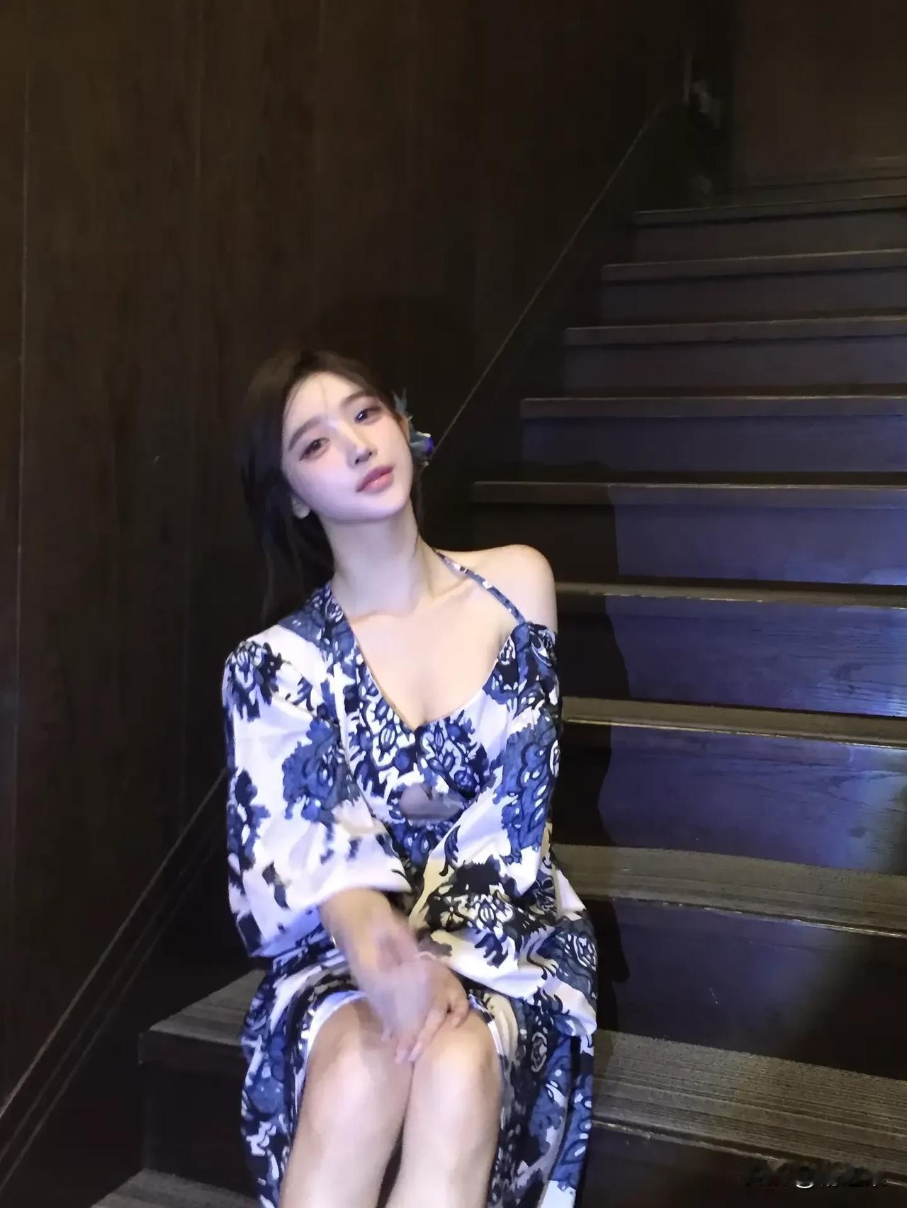 优雅蓝花裙，楼梯上的迷人时刻🌸✨