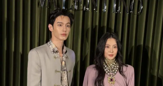 张柏芝这穿搭真的很潮流, 褶皱紫色的裙子+铆钉鞋, 出彩又迷人。
