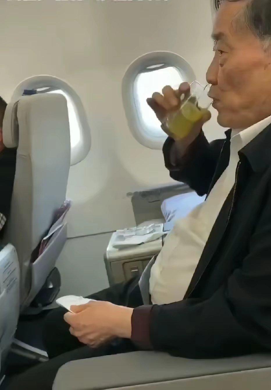 宗庆后生前坐飞机时的一幕喝着一杯简单的柠檬茶​​​