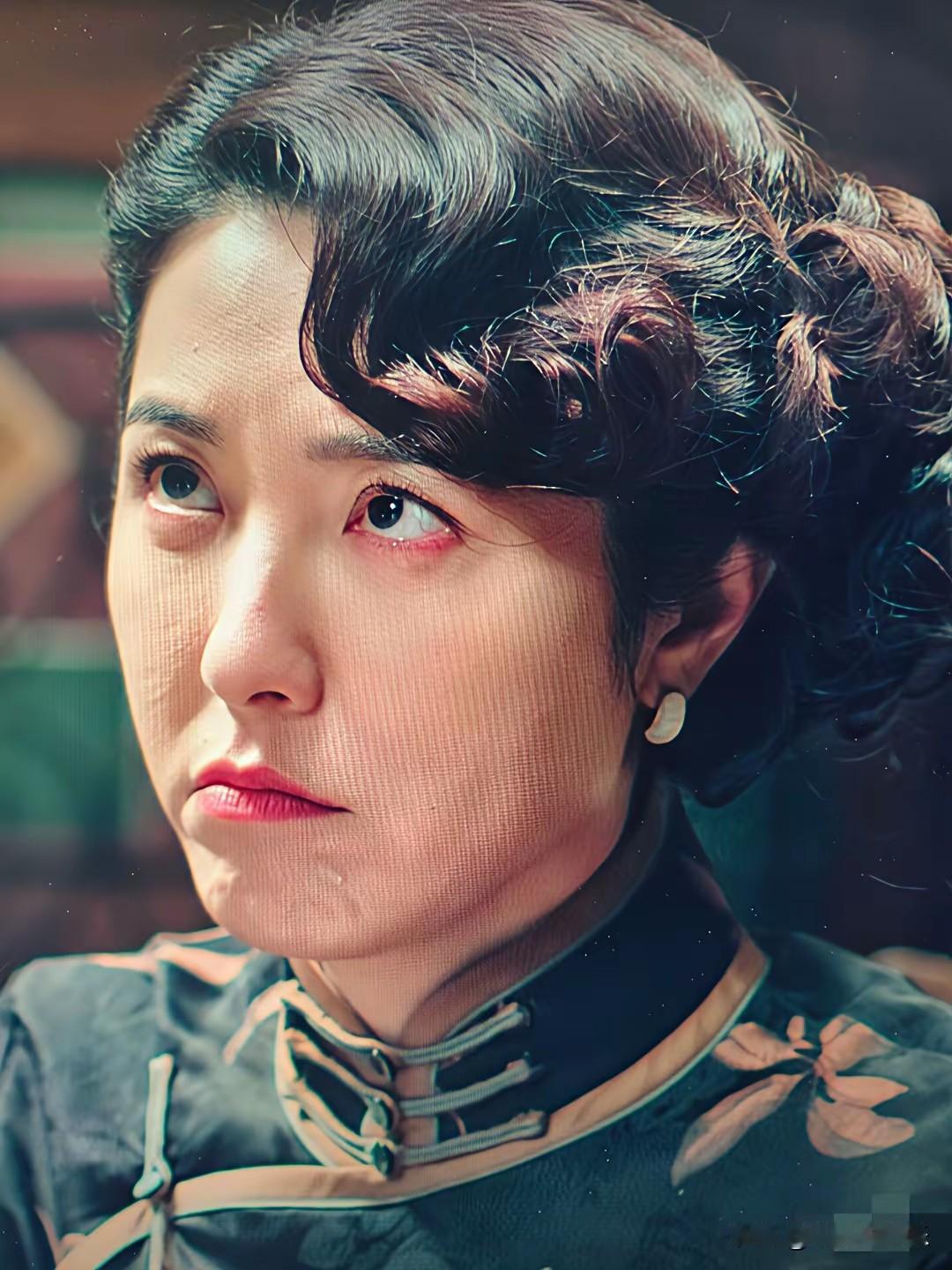 她怎么有这么多奇奇怪怪的表情,已经不是小女孩了,快50岁的人了还做这个撅嘴的表