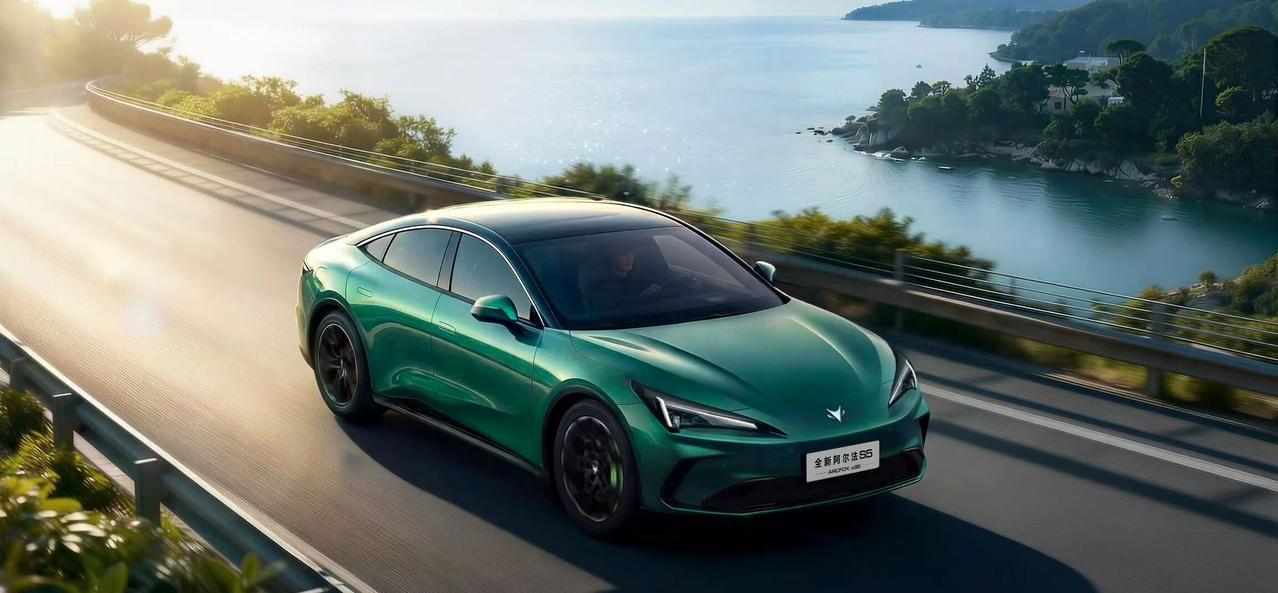 极狐阿尔法S5全新官图公布推增程版本北汽极狐全新阿尔法S5外观官图正式发布，新