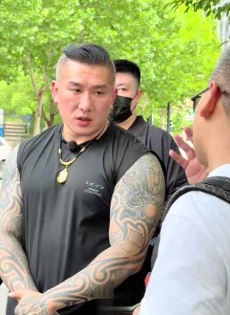 对馆长不用较真大陆网友对于馆长的态度确实有些极端。要么全盘接受，要么彻底否