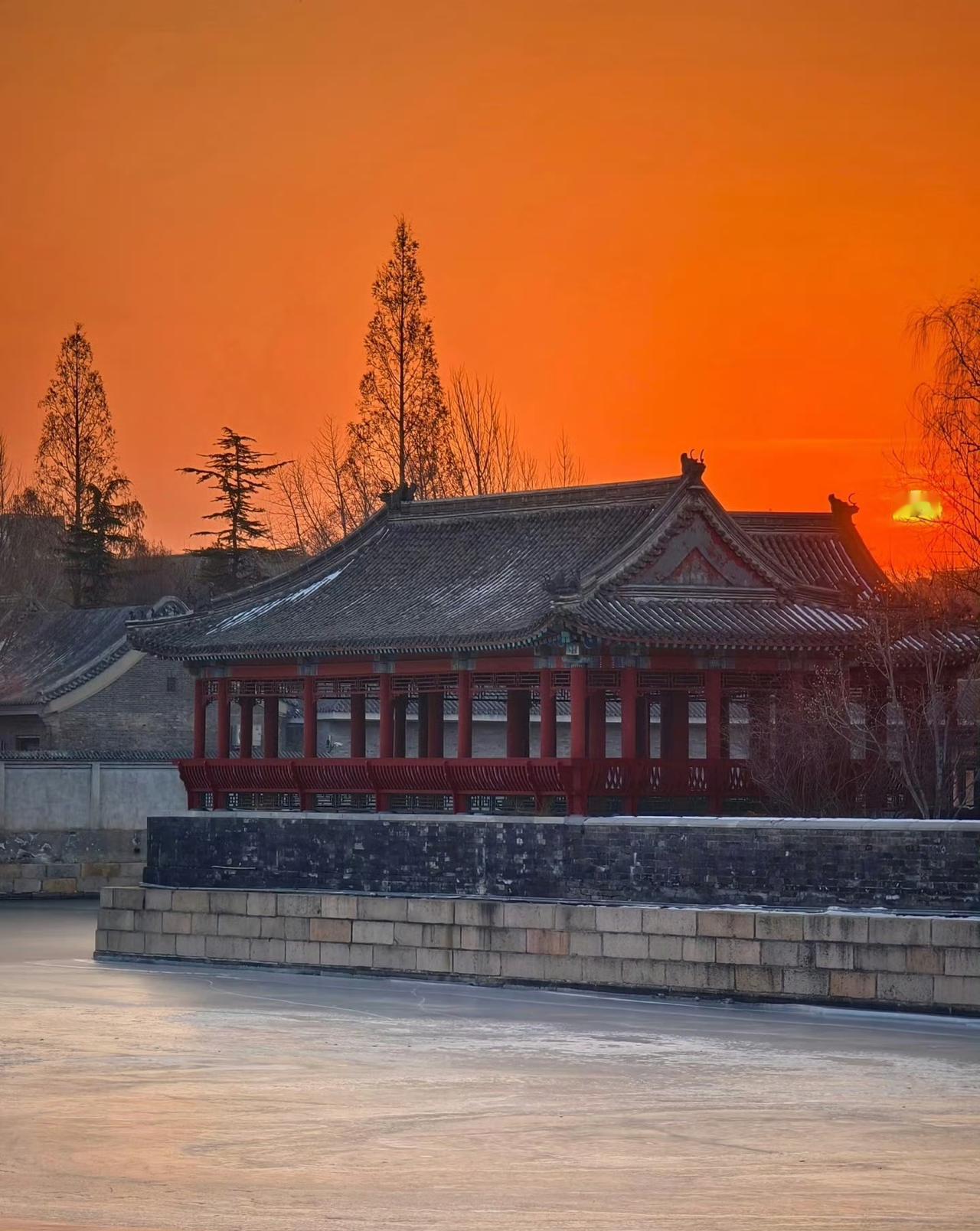 “好日东升照宝台，财源如水自然来…”​​​美图