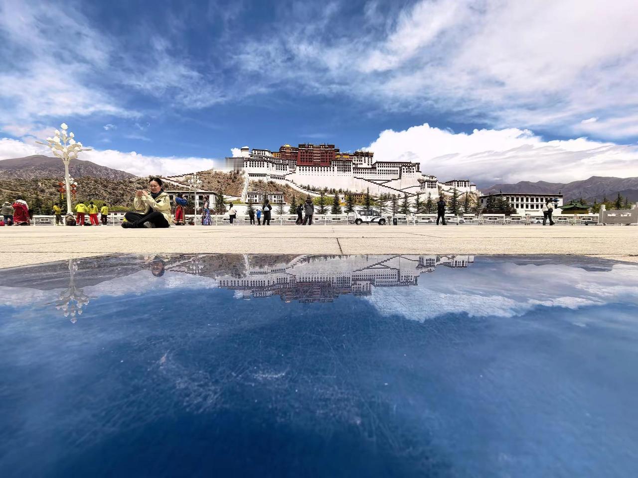 西藏之行。西藏，一个迷人而又需要勇气的地方。人在自然面前是那么脆弱而弱小。西藏