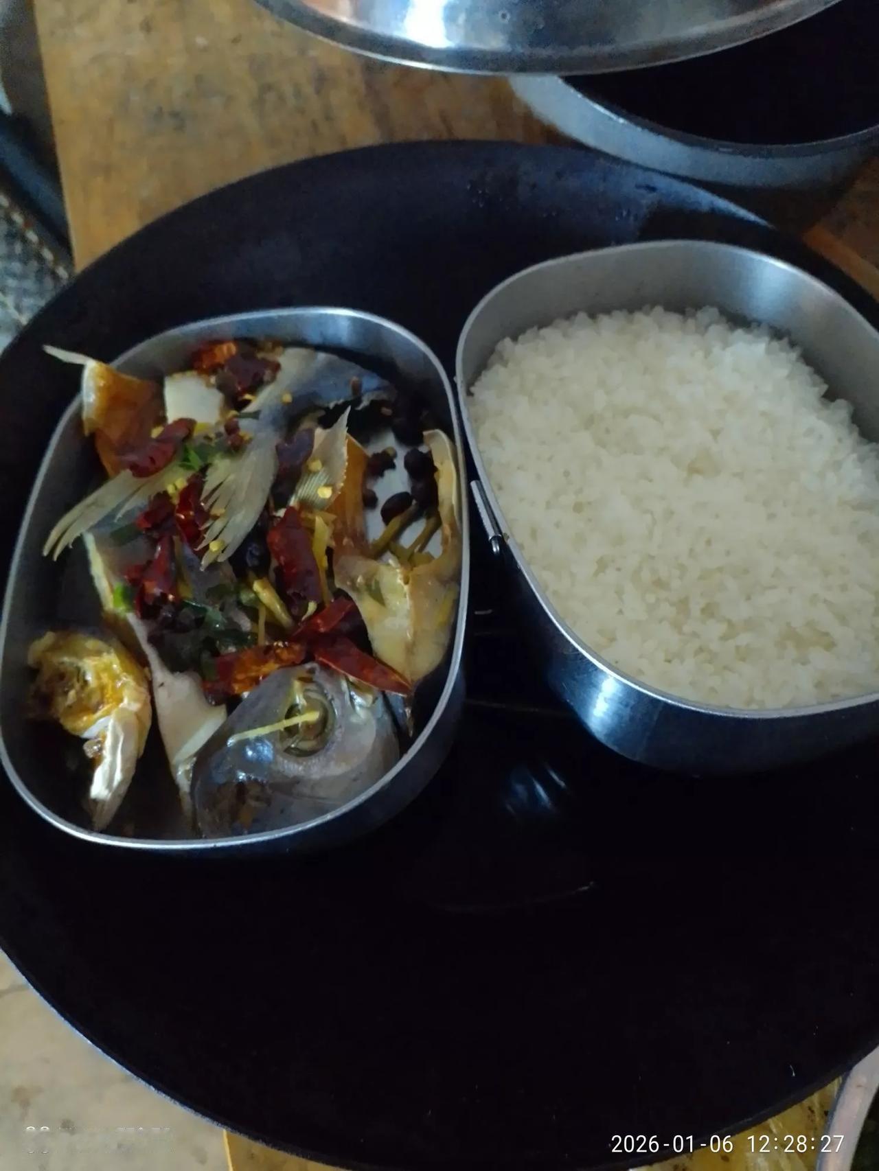 朋友可能看我可怜吧，中午拿了一条干鱼和一块腊肉来给我，我确实穷，混得差，也就收下