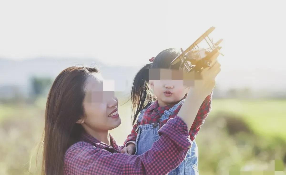 上海，离异女子带着女儿生活，她把名下房产、汽车、股份。哎，可怜的娘俩，生活不易啊