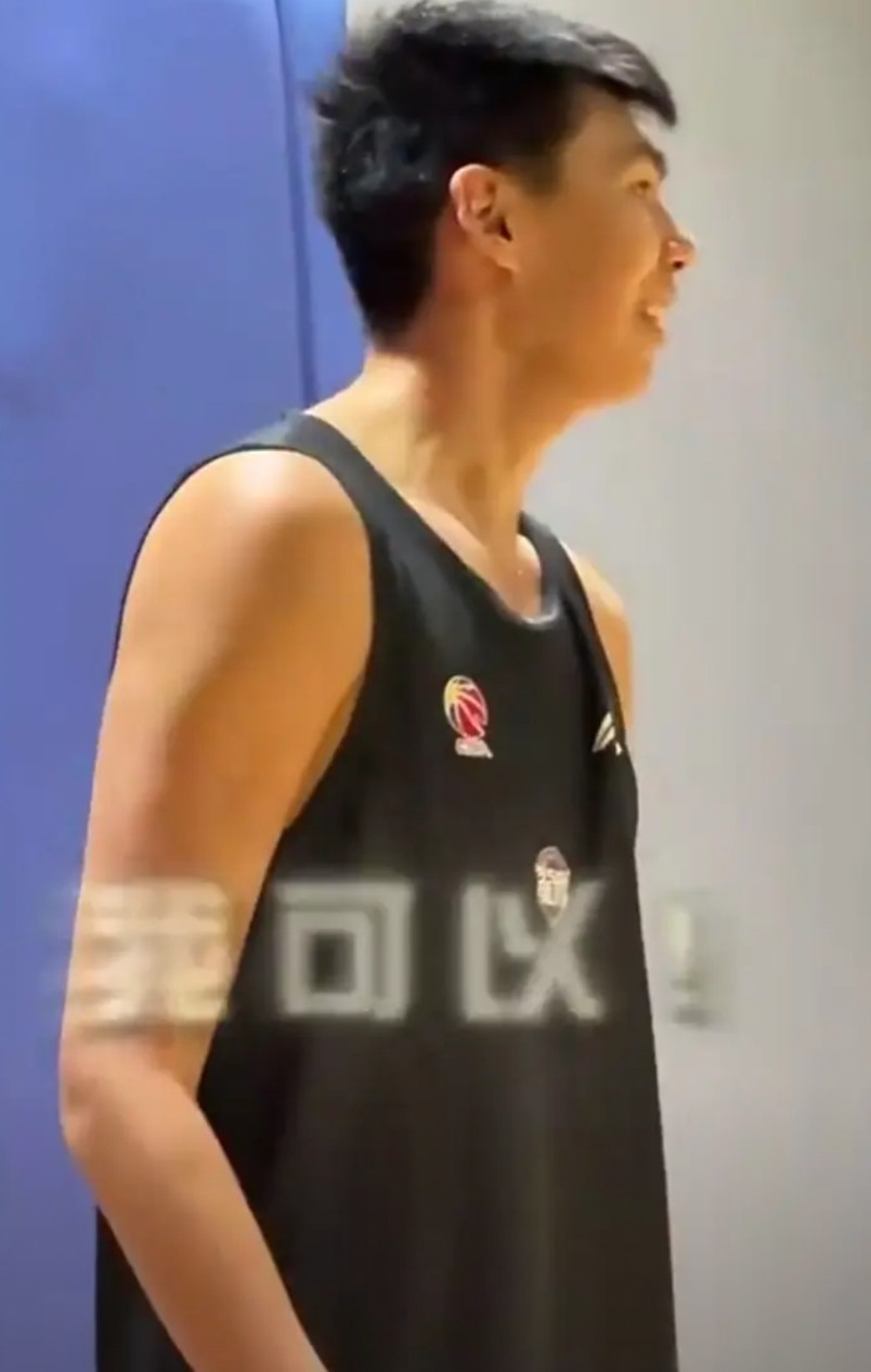 广州龙狮和广东宏远对徐昕的培养模式差别挺大呀。杜峰对徐昕的期望是每场10个篮