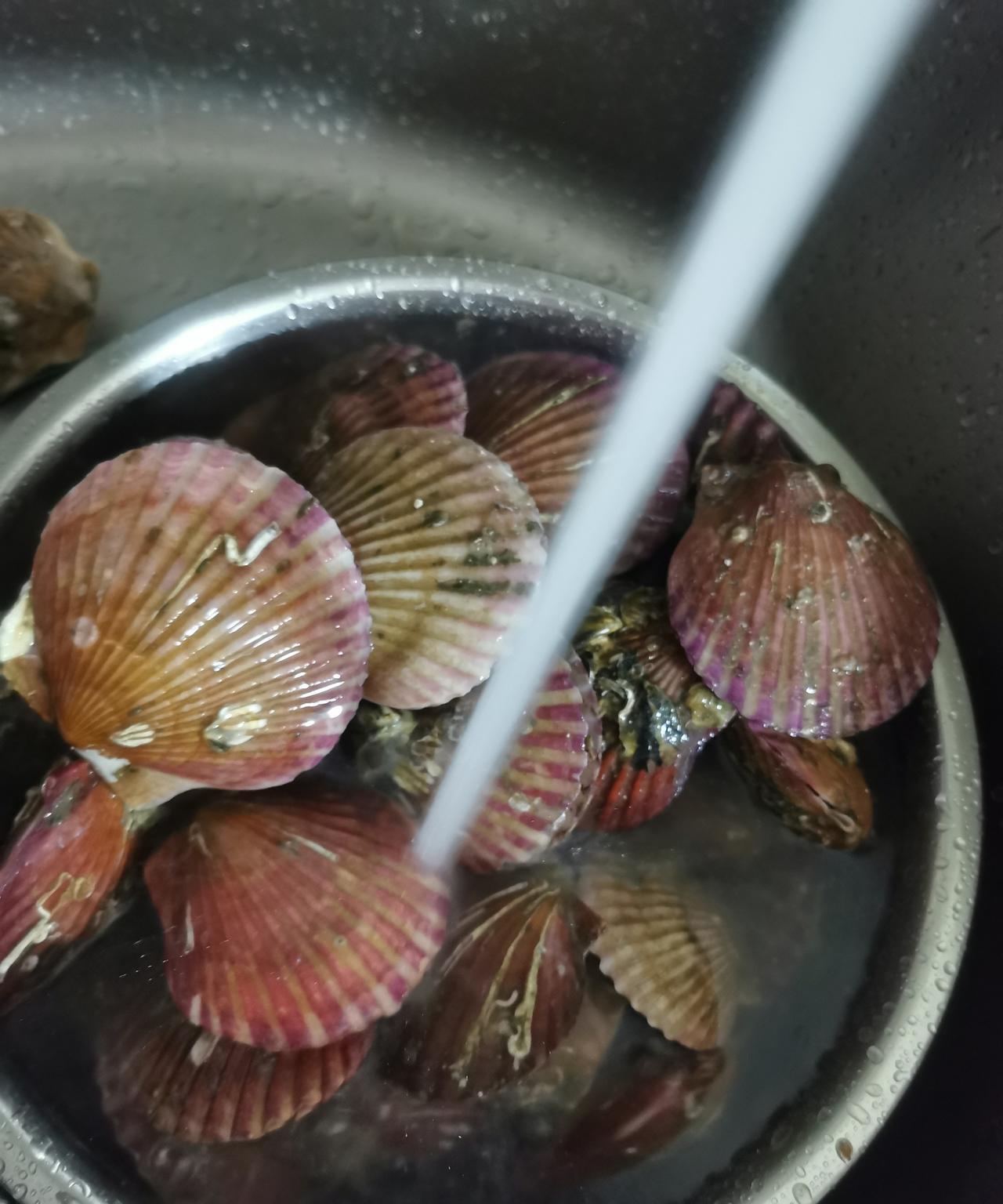 下午两点多钟又到刘家桥市场了，去这里海鲜是必买的！扇贝10块钱三斤半，我用
