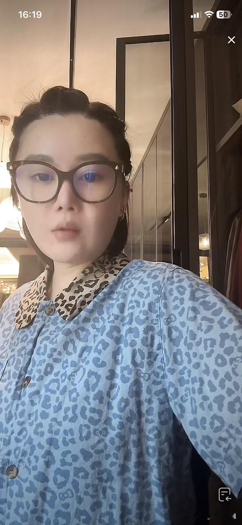 赵本山女儿球球直播，念叨着自己要穿什么衣服！一边直播一边走到衣柜前，看到她家应