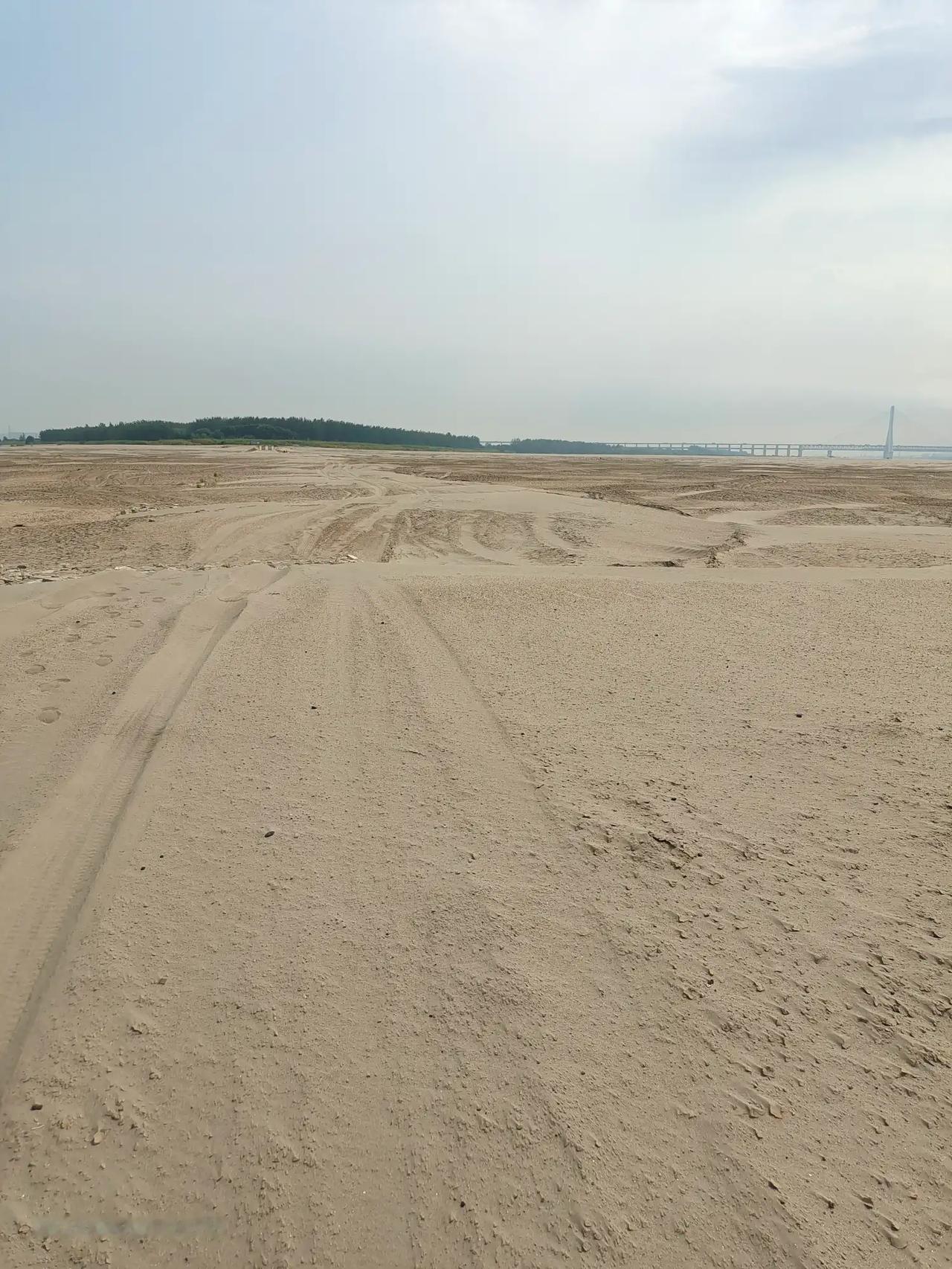 ，天兴洲堤外的沙漠面积非常大，枯水期季节洲头沙滩，距离27长江大桥非常近，这片沙