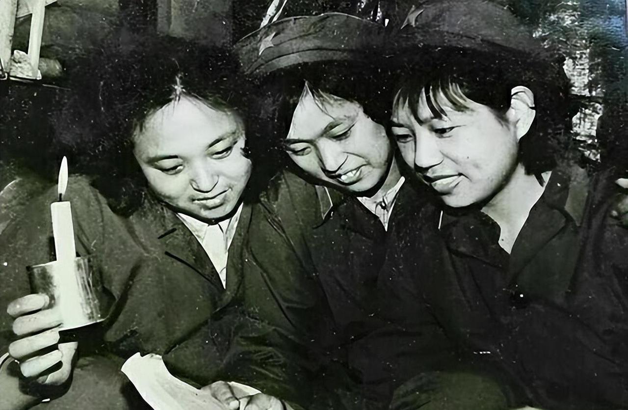 1983年，老山战役中，几名战士脱下军裤，面对女军医，双腿敞开，尴尬不已。女军医