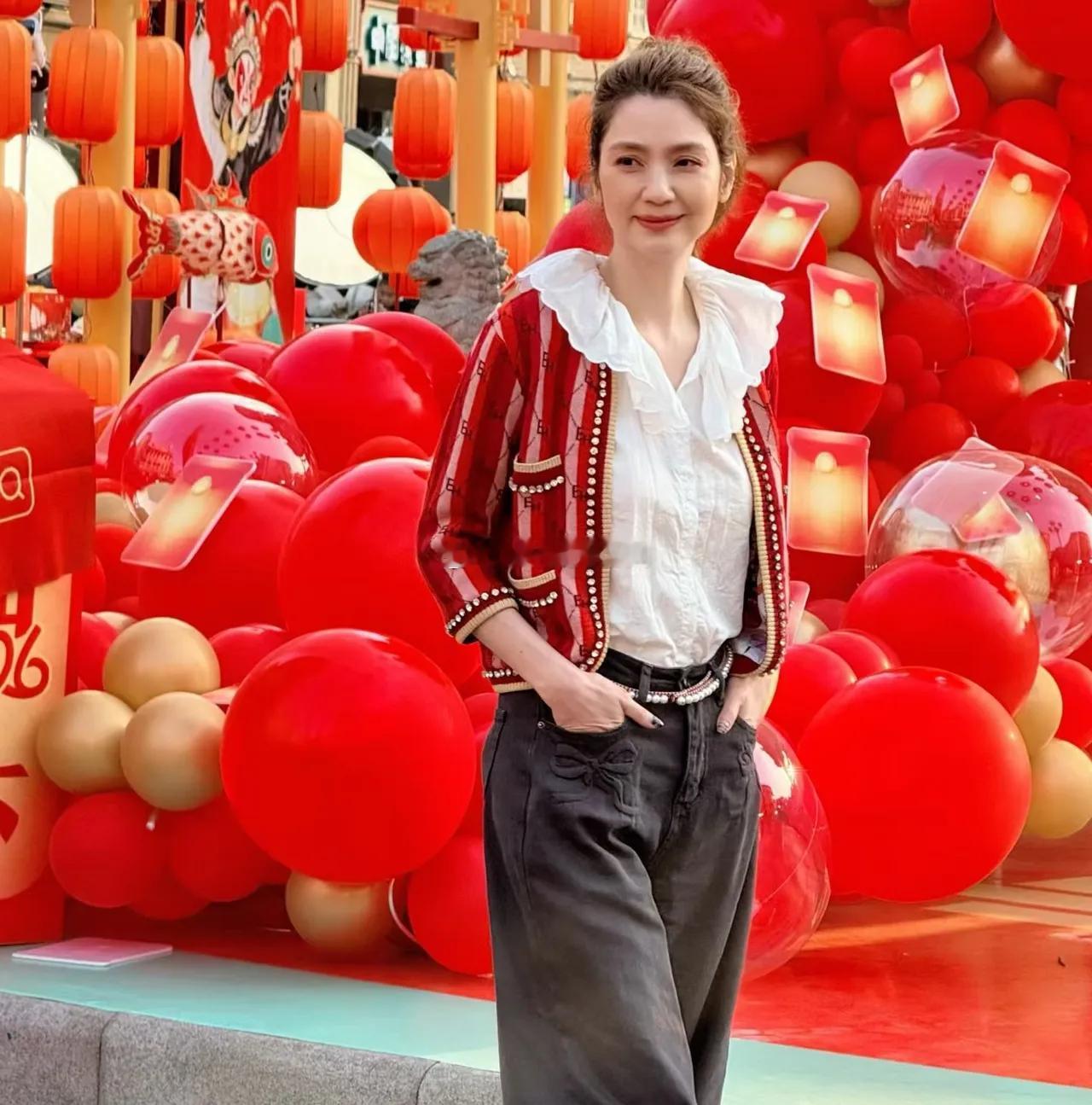 有网友在汕头偶遇洪欣，老牌港星的颜值冲击力还是强的！当年李嘉欣骂她“蠢女人”，的